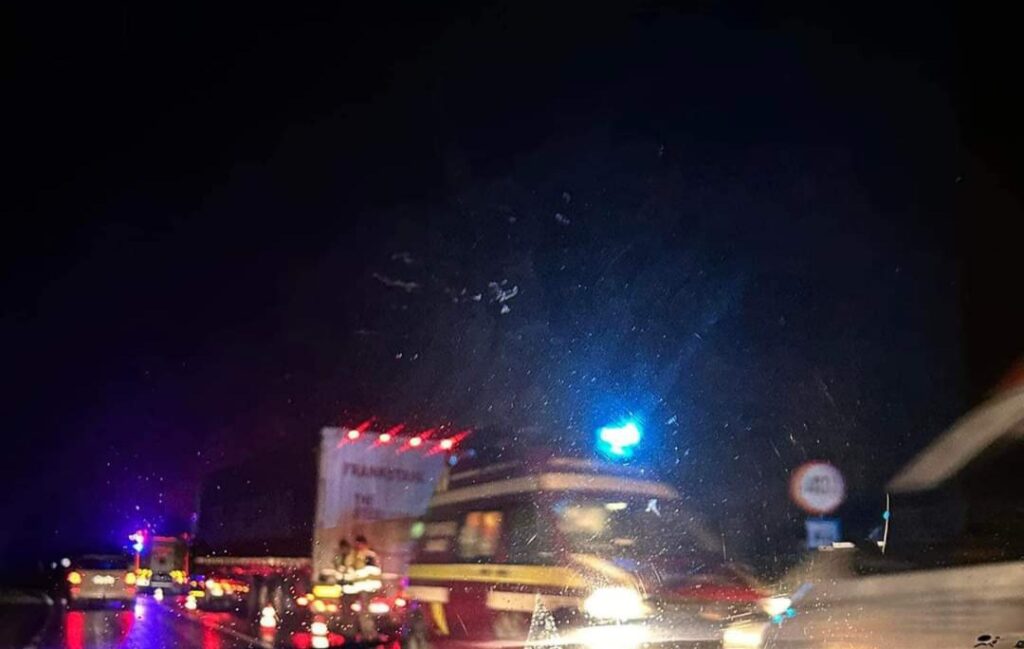 Seara trecută, în afara localității Lucianca, pe DN 1A, coliziune între un microbuz cu călători și un tir,  polițiștii din cadrul