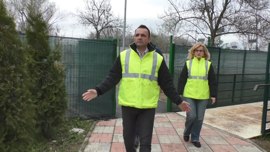 De mâine dimineață, se va putea utiliza noua intrare în Parcul Chindia și la Gradina Zoologică. VIDEO De mâine dimineață, se va putea utiliza noua intrare în parcul Chindia și la Gradina Zoologică din Târgoviște, intrare realizată pe strada Cornel Popa