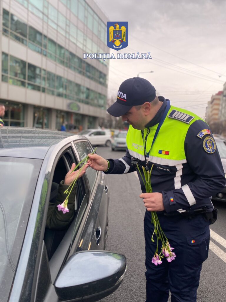 În prima zi a primăverii, polițiștii din cadrul Serviciului Rutier au oferit flori doamnelor și domnișoarelor