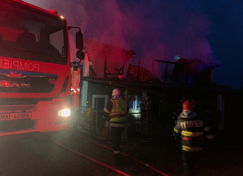 Incendiu produs la o casă din localitatea Finta Mare, pompierii au fost solicitați să în jurul orei 21:16