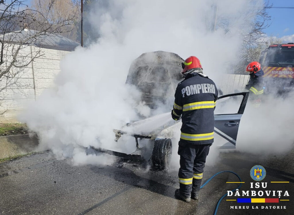 Pe o stradă din Viforâta, o mașină a fost cuprinsă de flăcări, pompierii au  fost solicitați să intervenim.
