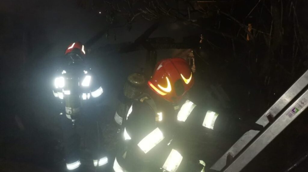 Două anexe gospodărești din satul Crovu, comuna Odobești, au fost cuprinse de flăcări pompierii au intervenit noaptea trecută, în jurul orei 01:58.