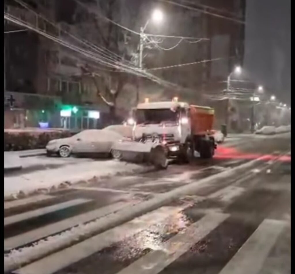 Prima ninsoare mai serioasă din această iarnă și prima intervenție consistentă pentru administrația locală târgovișteană. VIDEO