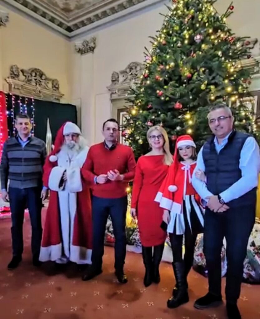 Moș Crăciun întâmpină primii colindători la Primăria Târgoviște. VIDEO