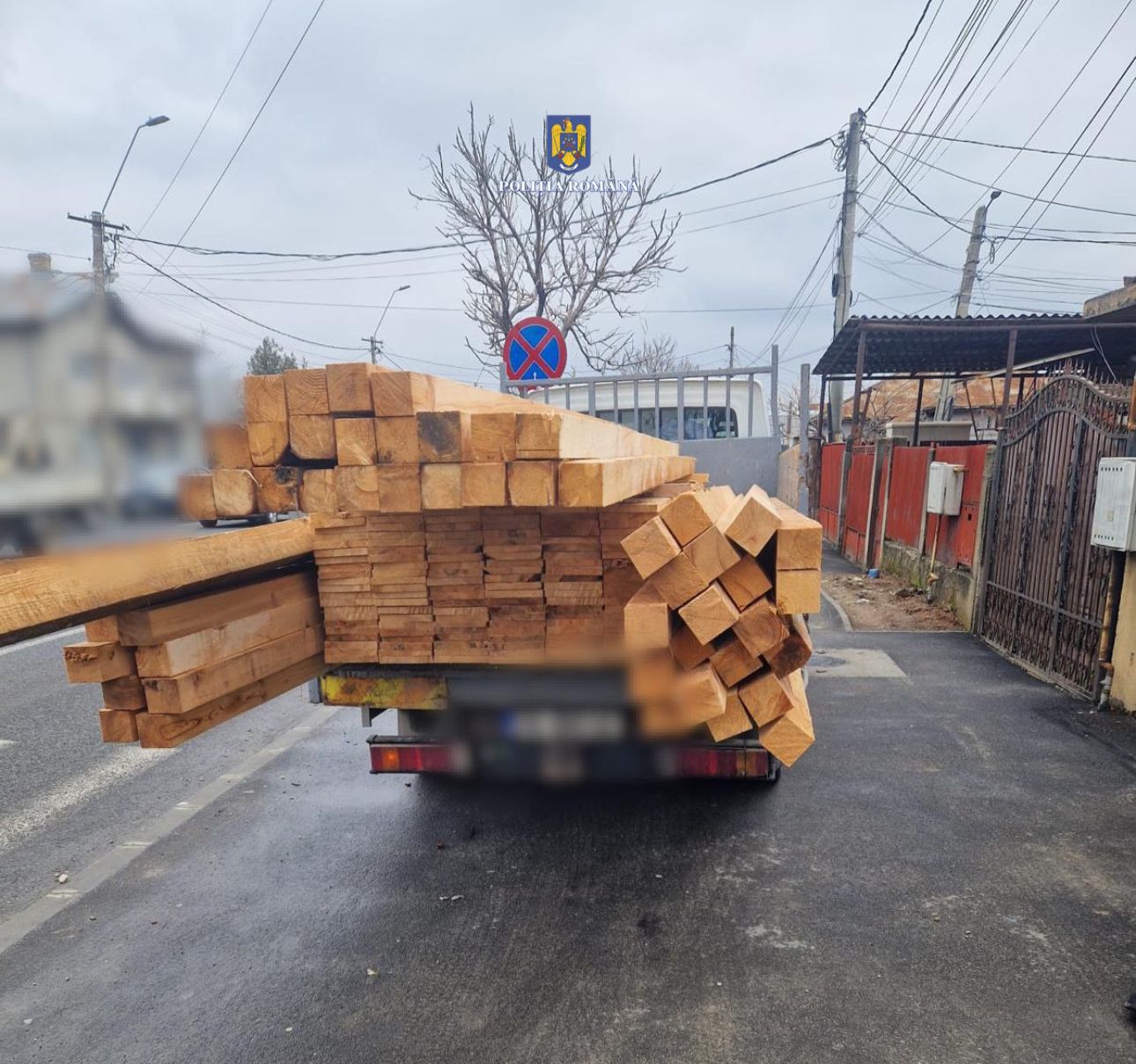 Prins cu cherestea pentru care nu deținea documente, polițiștii din cadrul Serviciului Rutier au oprit pentru control