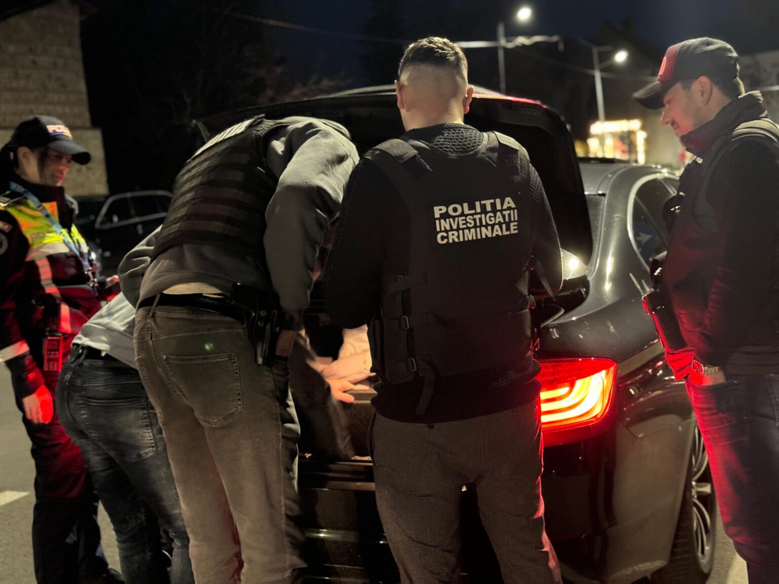 Un șofer drogat și fără permis a abandonat autoturismul pe o stradă din Târgoviște și a fugit de politie, în cursul serii