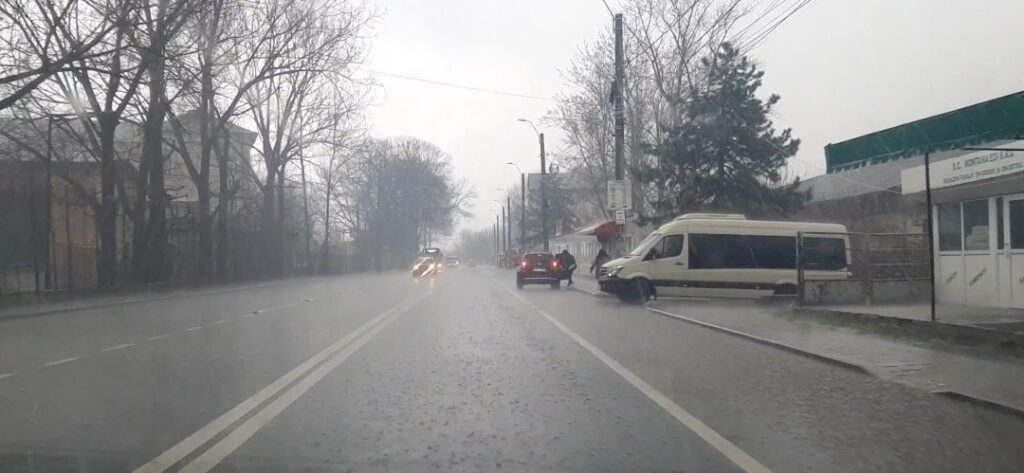 Valorile termice diurne vor fi în scădere față de ziua precedentă, iar în est, sud și parțial în centru se vor apropia de normele climatologice