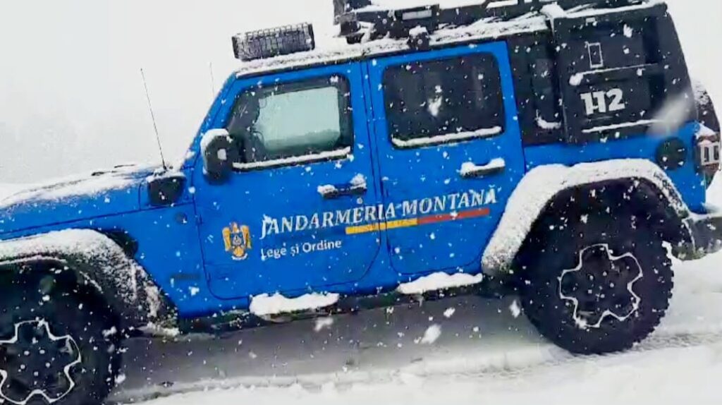 În zona montană dâmbovițeană Padina-Peștera ninge ca în povești, jandarmii montani vin cu o serie de recomandări: