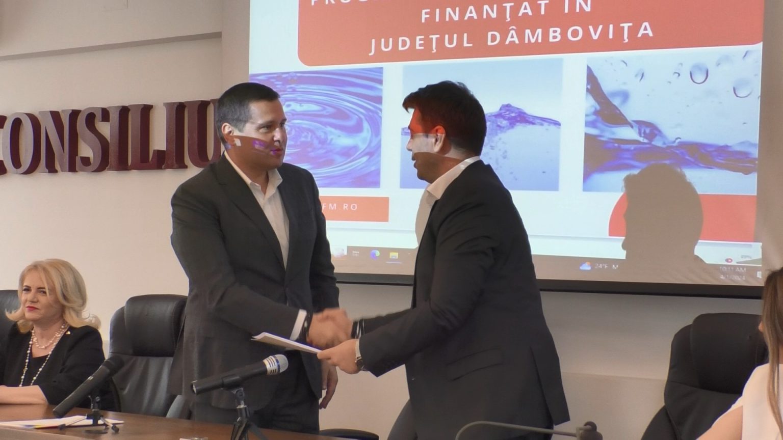 S-a semnat la CJ Dâmbovița, contractul de finanțare pentru achiziționarea a 17 microbuze școlare electrice și hibride