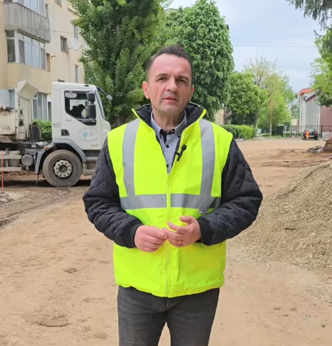 Se lucrează la modernizarea parcării de la  blocul 1 de pe Bulevardul Independenței,  în cartierul Mihai Viteazul (microraionul 9) din municipiul Târgoviște.
