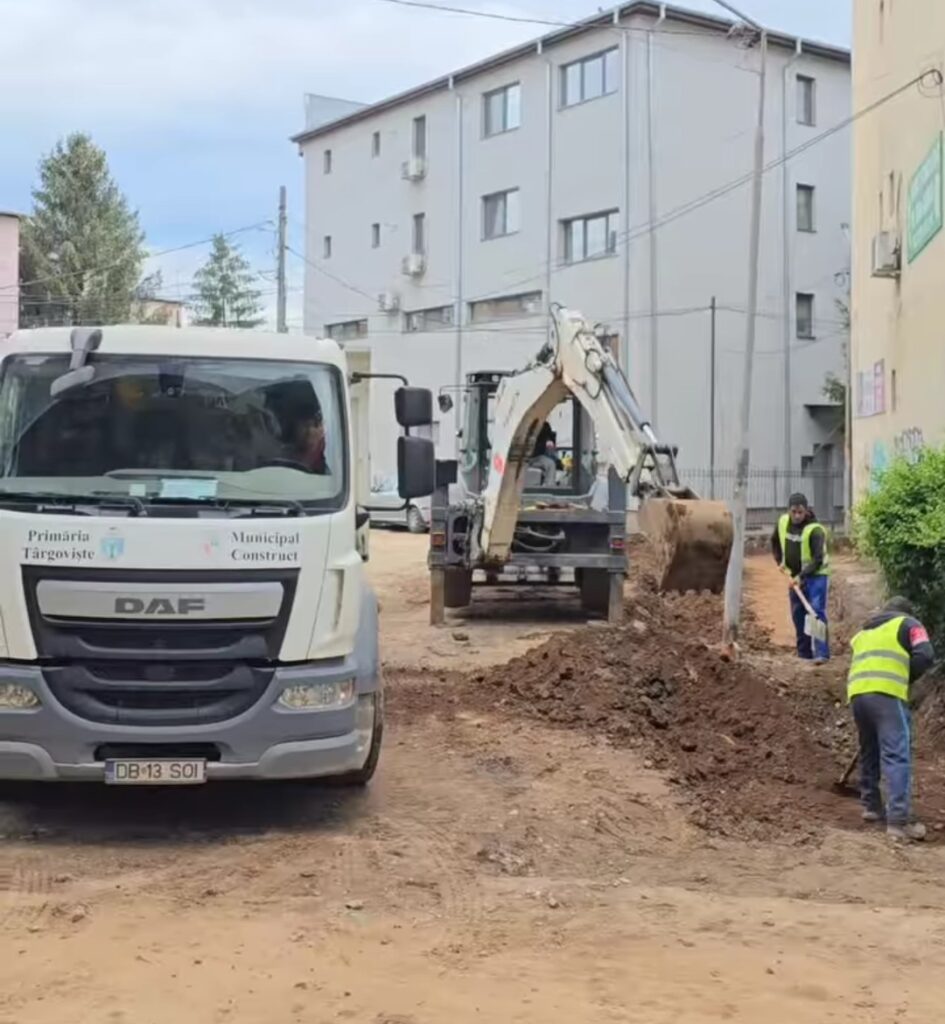 Se lucrează la modernizarea parcării de la  blocul 1 de pe Bulevardul Independenței Se lucrează la modernizarea parcării de la  blocul 1 de pe Bulevardul Independenței,  în cartierul Mihai Viteazul (microraionul 9) din municipiul Târgoviște.