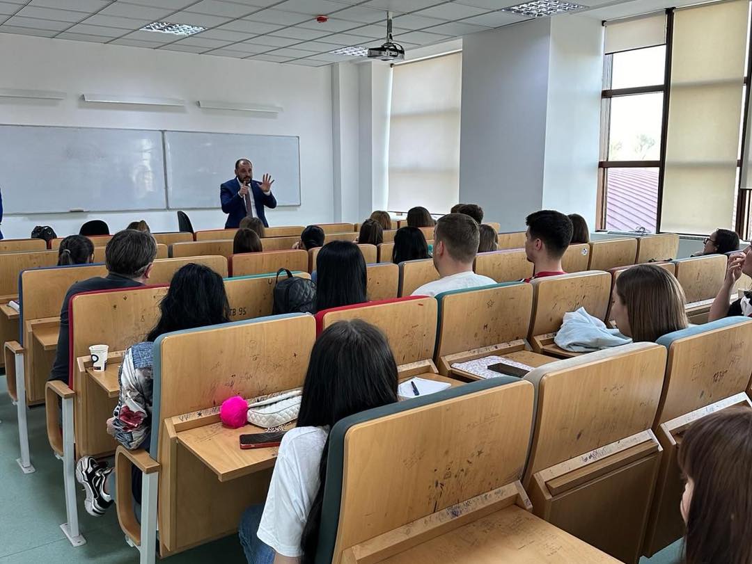 Într-o inițiativă ce îmbină educația și colaborarea interinstituțională, Universitatea " Valahia" din Târgoviște prin Facultatea de Drept și Științe Administrative