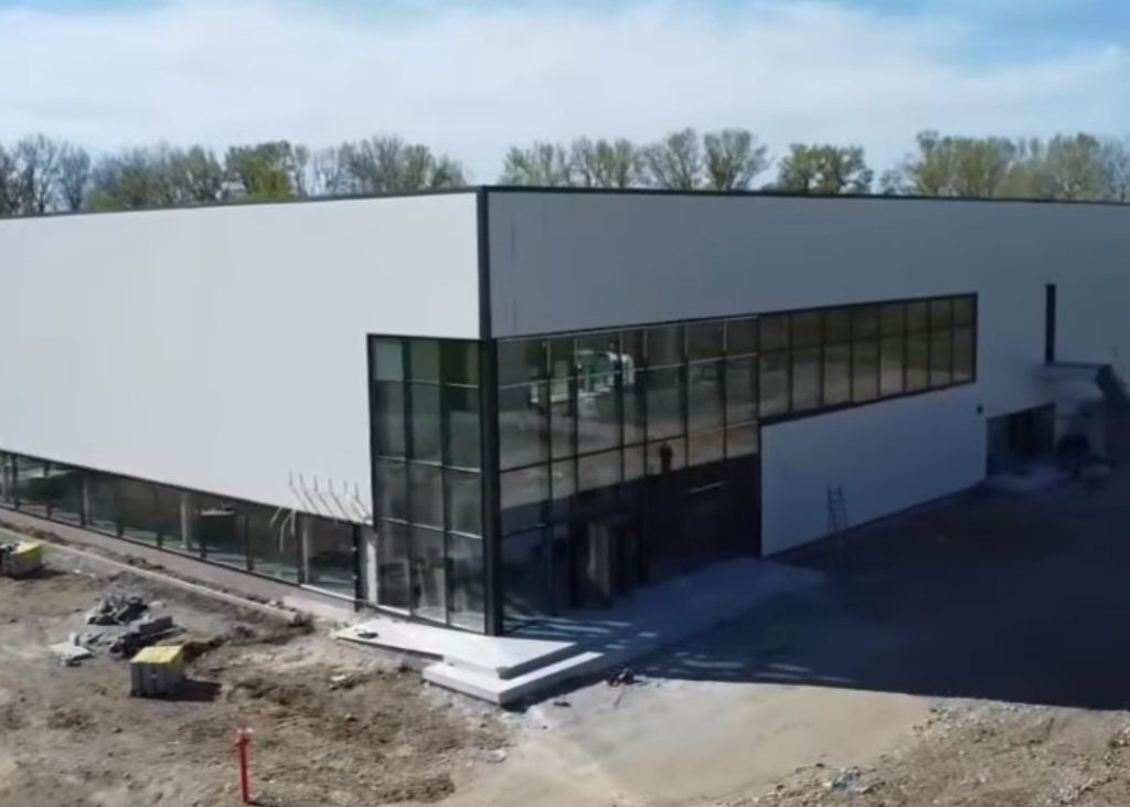 Lucrările de la noua sală de sport din campusul Universității ”Valahia”, se apropie de final, o sală de sport