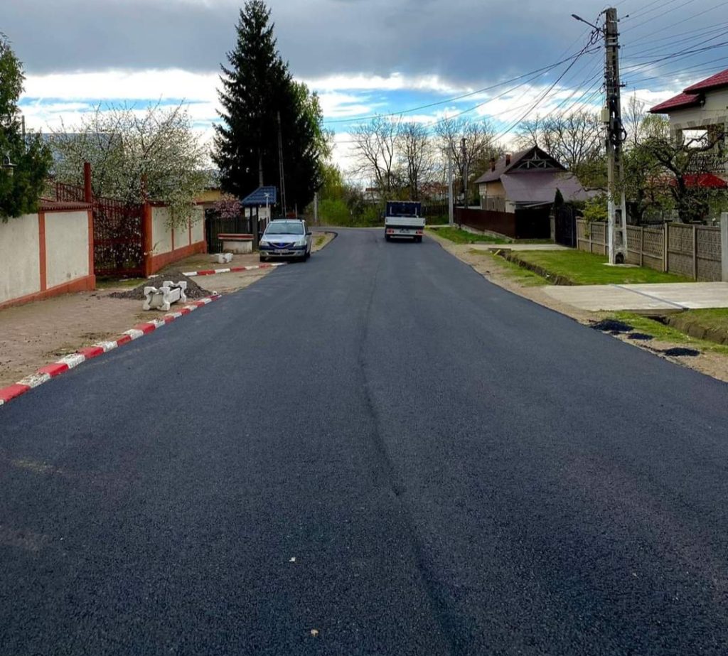 Se  lucrează în satul Drăgăești-Ungureni la modernizarea DC117 cu șanțuri betonate și accese în curți și realizarea
