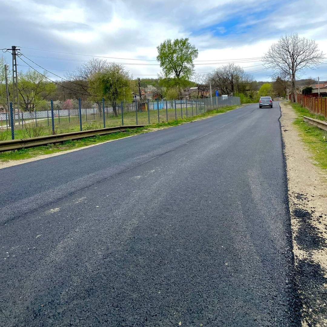 Se lucrează în satul Drăgăești-Ungureni la modernizarea DC117 cu șanțuri betonate și accese în curți și realizarea