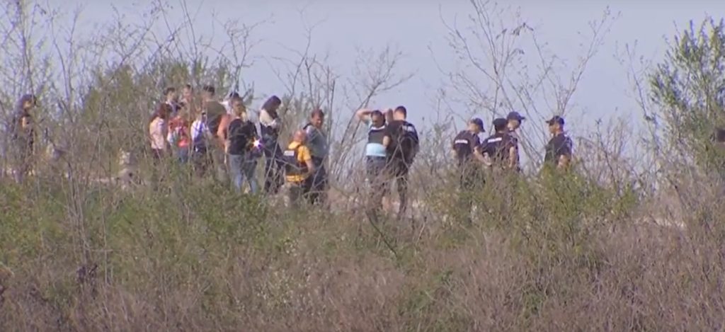 Cadavrul unei femei a fost găsit pe un câmp din județul Dâmbovița, în apropierea Autostrăzii A1, polițiștii caută suspecții Cadavrul unei femei a fost găsit pe un câmp din județul Dâmbovița, în apropierea Autostrăzii A1, polițiștii caută suspecții