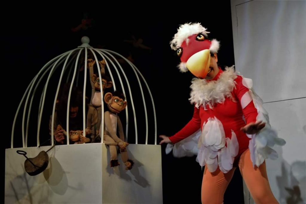  Domnul și Doamna „Căpcăun”! Așa i-au poreclit copiii pe cei doi vecini, ca urmare a răutăților pe care și le fac unul altuia și celor din jur. 