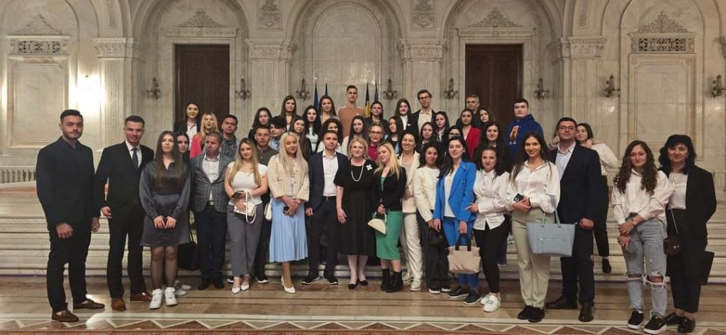 Studenții Facultății de Drept și Științe Administrative din cadrul Universității Valahia din Târgoviște, în vizita la Camera Deputaților Studenții Facultății de Drept și Științe Administrative din cadrul Universității Valahia din Târgoviște, în vizita la Camera Deputaților