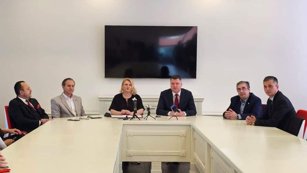 Rectorul Universității „Valahia” din Târgovişte, conf. univ. dr. ing. Ioan Corneliu SĂLIȘTEANU și președintele Senatului universitar, conf. univ. dr. Claudia GILIA