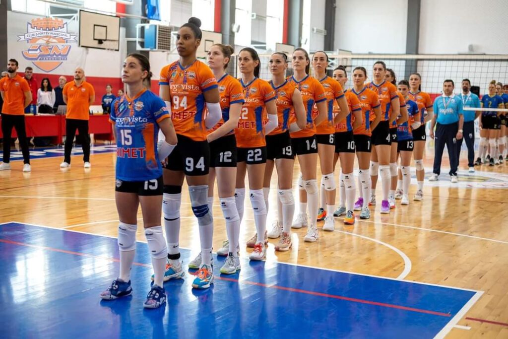 CSM Târgoviște a  suferit prima înfrângere în finala mică a Campionatului Național de Volei Feminin,  rămâne hotărâtă să revină mai puternică astăzi în ultimul meci.