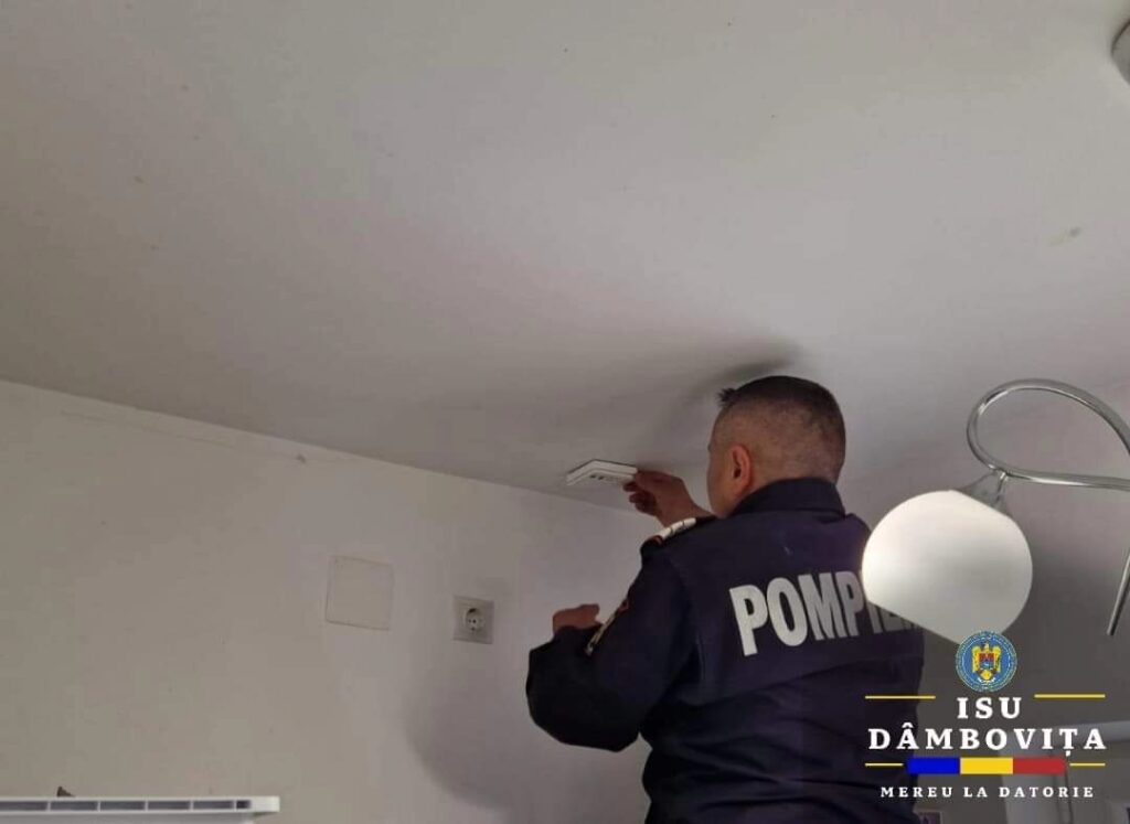Pompierii dâmbovițeni  au montat gratuit  detectoare de fum si monoxid de carbon în locuințe din Aninoasa, Odobești, Cornești și Dragodana.