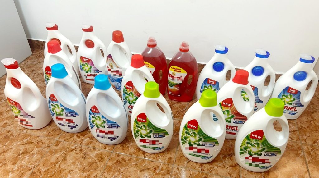 Peste 100 de litri de detergent contrafăcut,  într-o piață din Târgoviște, jandarmii dâmbovițeni au depistat duminică