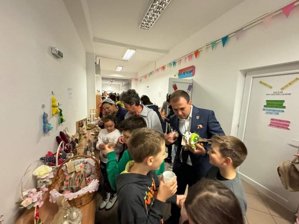 Copiii Școlii Valea Voievozilor au organizat  tradiționalul Târg de Paște, edilul Emanuel Spătaru a fost prezent la eveniment.