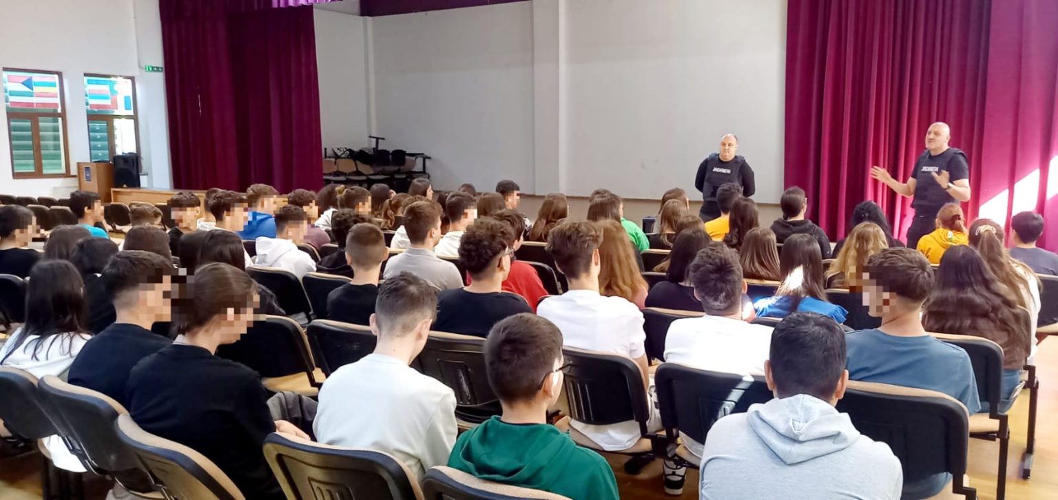 Acțiuni informativ-preventive, desfăşurate de jandarmii dâmbovițeni la Liceul Teoretic “I.C. Vissarion” din orașul Titu.