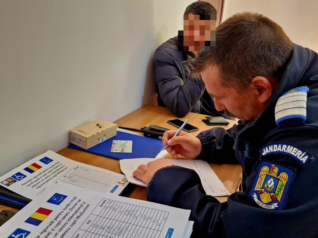 Jandarmii dâmbovițeni au depistat doi bărbați care pretindeau că sunt surdomuți și cereau bani trecătorilor Jandarmii dâmbovițeni au depistat ieri, 24 aprilie a.c., în apropierea unui centru comercial din Târgoviște, doi bărbați