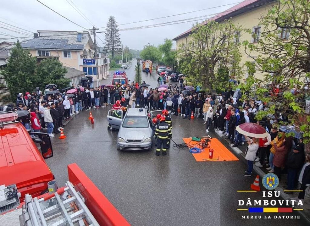 Detașamentul de Pompieri Găești a desfășurat două exerciții tactice Detașamentul de Pompieri Găești a desfășurat două exerciții tactice cu forțe în teren în cazul producerii unui cutremur la Colegiul Național