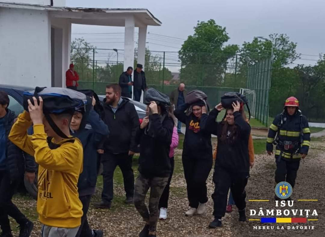 Detașamentul de Pompieri Găești a desfășurat două exerciții tactice cu forțe în teren în cazul producerii unui cutremur la Colegiul Național