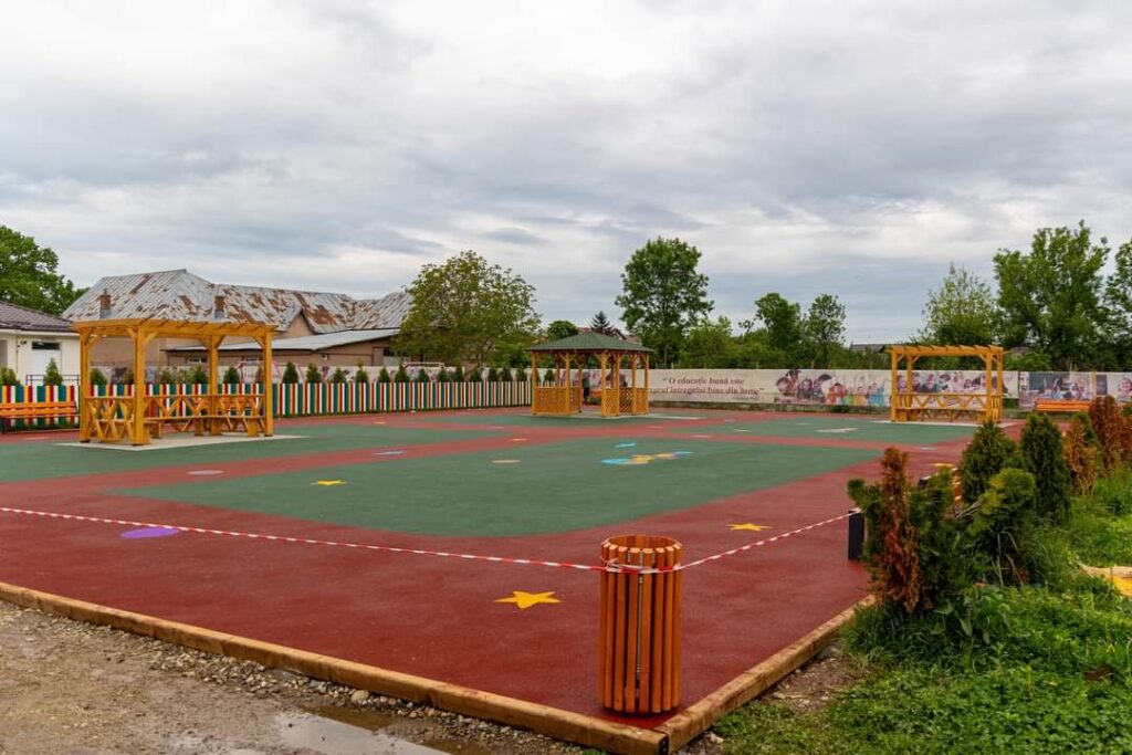 Un nou loc de recreere în incinta Școlii Gimnaziale  "Iancu Văcărescu" , investiția este realizează de administrația locală, condusă de primarul  Romică Stoica. 