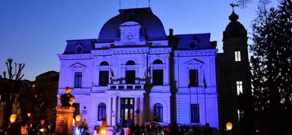 În această seară, Primăria Targoviste poartă albastru cu ocazia Zilei Internaționale de Conștientizare a Autismului - 2 Aprilie.
