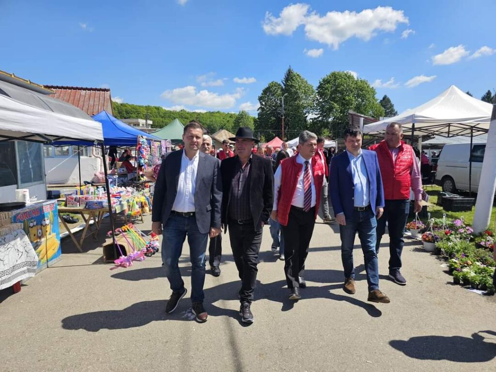 Echipa PSD Dâmbovița a fost în mijlocul dâmbovițenilor la Târgul de Florii de la Voinești Echipa PSD Dâmbovița a fost în mijlocul dâmbovițenilor la Târgul de Florii de la Voinești, gazde primitoare au fost primarul Gabriel Dănuț Sandu și viceprimarul Constantin Popa.