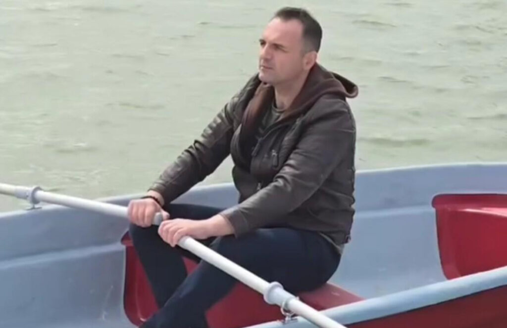 Un nou punct de atracție în Târgoviște: Primele bărci și hidrobiciclete pe lacul din parcul de lângă Complexul Turistic de Natație. VIDEO Un nou punct de atracție în Târgoviște, au fost aduse primele bărci și hidrobiciclete pe lacul din parcul de lângă Complexul Turistic de Natație!