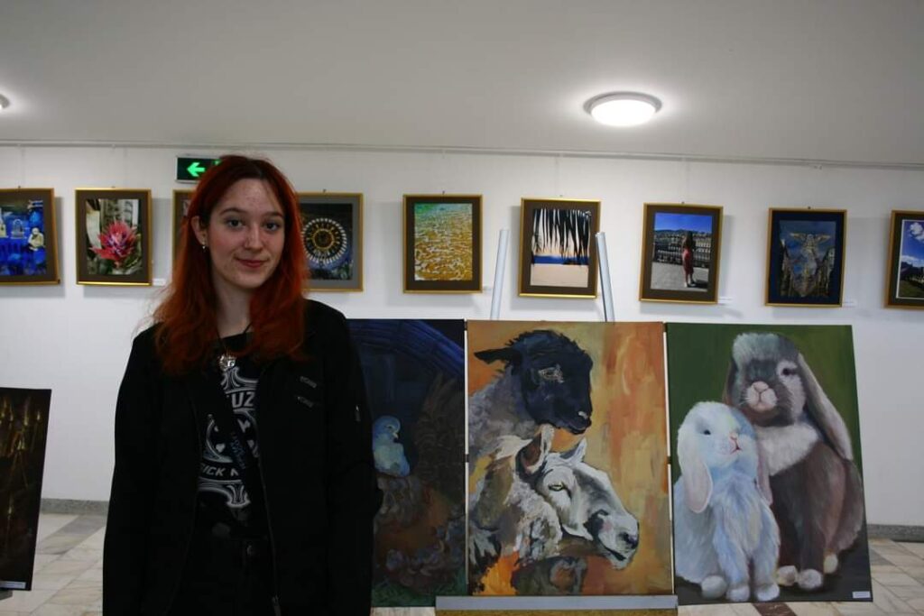 Expoziția de pictură la Cinema Independența: Semnificații conexe Patimilor și Învierii Expoziția de pictură prezentată la Cinema Independența, în perioada 30 aprilie-14 mai 2024 a fost organizată la inițiativa