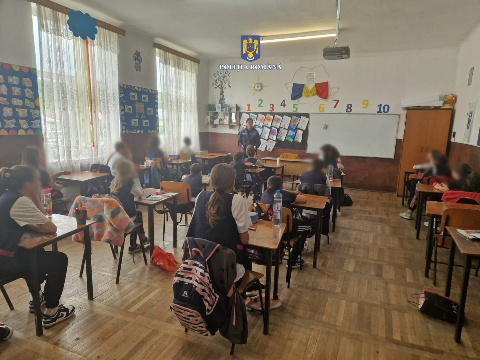 Polițiștii din Dâmbovița promovează siguranța școlară prin acțiuni de informare și prevenire în unitățile școlare Polițiștii de la Biroul Siguranță Școlară din județul Dâmbovița au desfășurat o serie de sesiuni informativ-preventive în mai multe școli gimnaziale și licee.