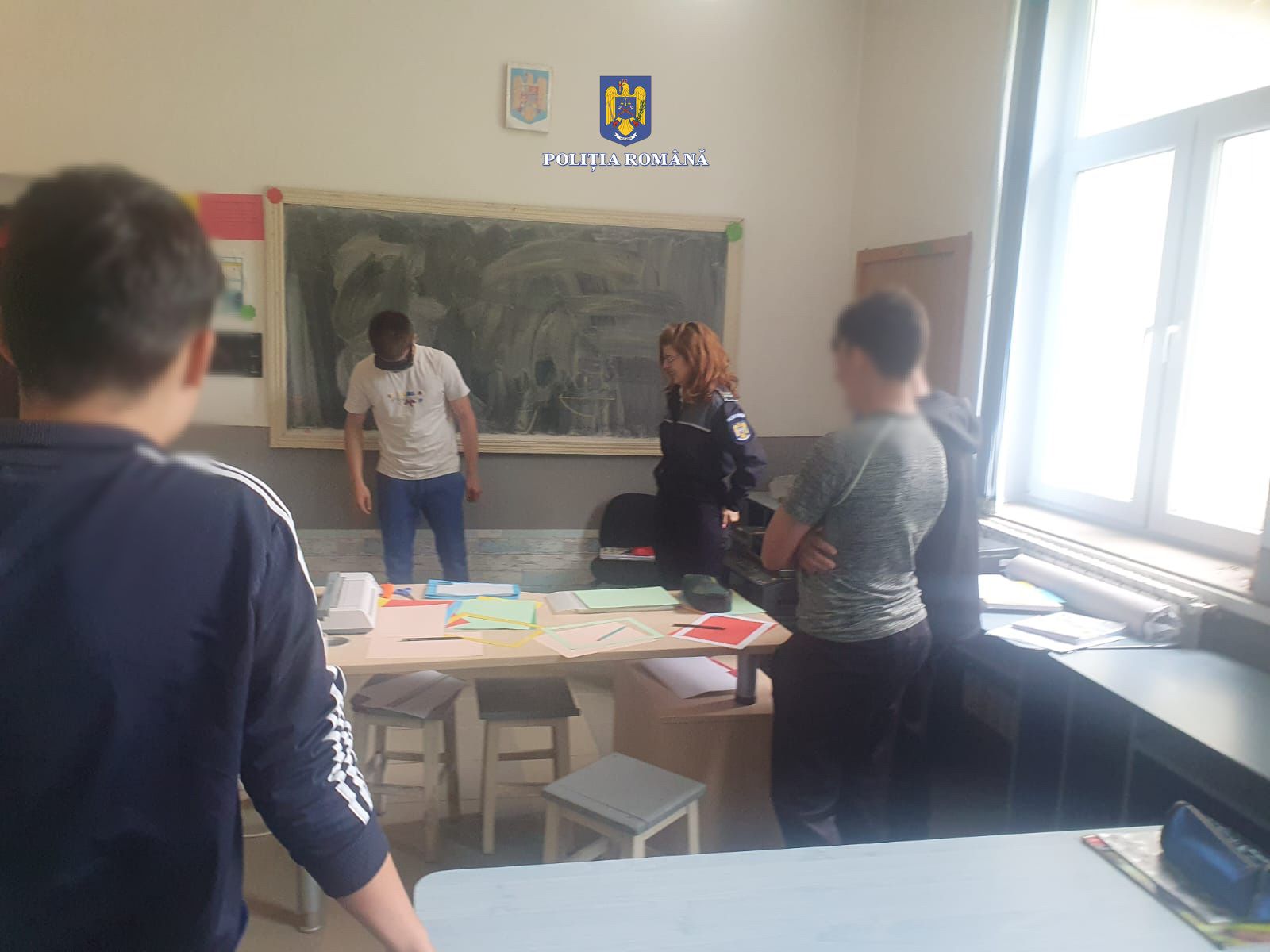 Polițiștii de la Biroul Siguranță Școlară din județul Dâmbovița au desfășurat o serie de sesiuni informativ-preventive în mai multe școli gimnaziale și licee.