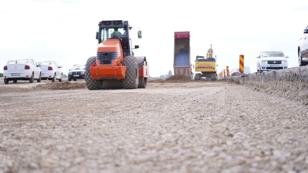 Premierul Marcel Ciolacu și președintele CJ Dâmbovița, Corneliu Ștefan, au vizitat șantierul lucrărilor de extindere la patru benzi a DN7 Bâldana – Titu. 