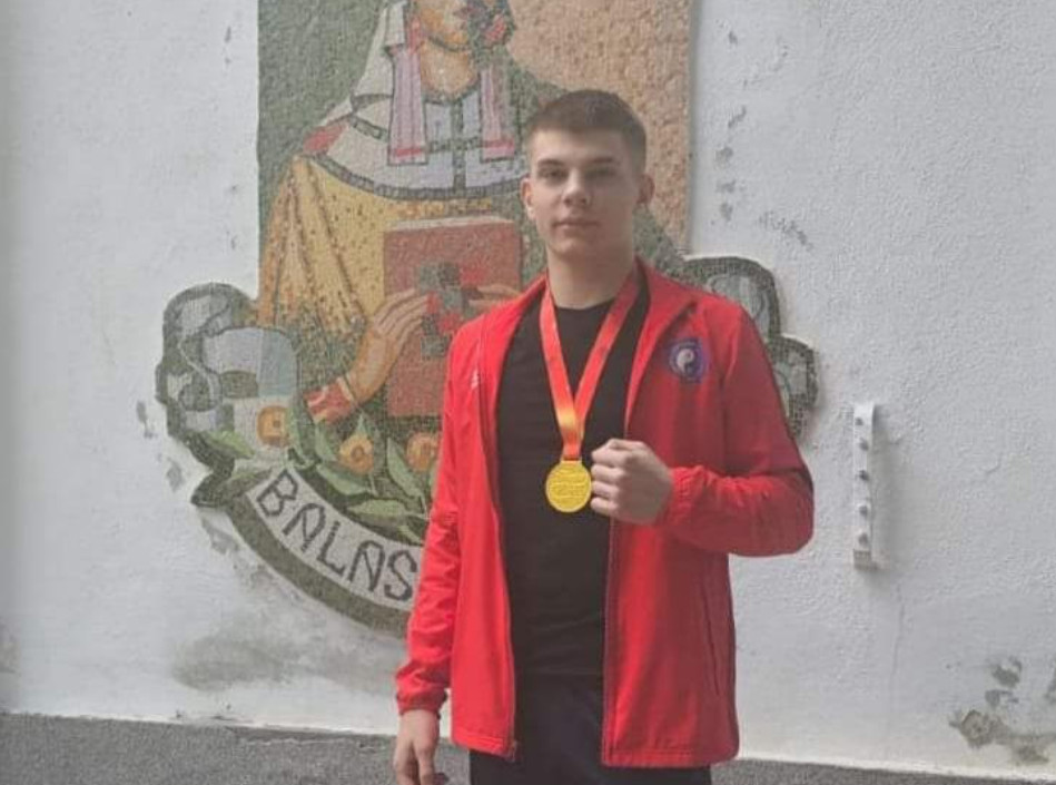 Daniel Soare, elev în clasa a IX a B la Liceul de Arte "Bălașa Doamna" Târgoviște, a câștigat locul I și titlul de campion european la Wushu, categoria 75 de kg.