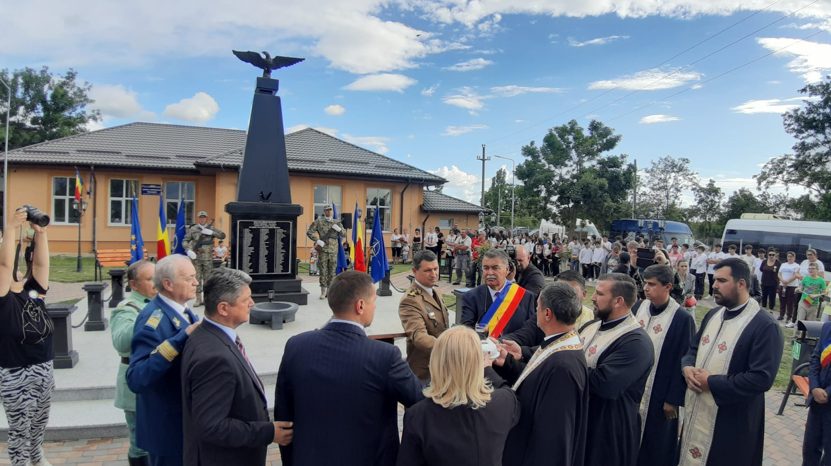 La Niculești, inaugurare solemnă a noului Monument dedicat eroilor din Primul și Al Doilea Război Mondial, un gest frumos de recunoaștere a jertfei și curajului acestor eroi.