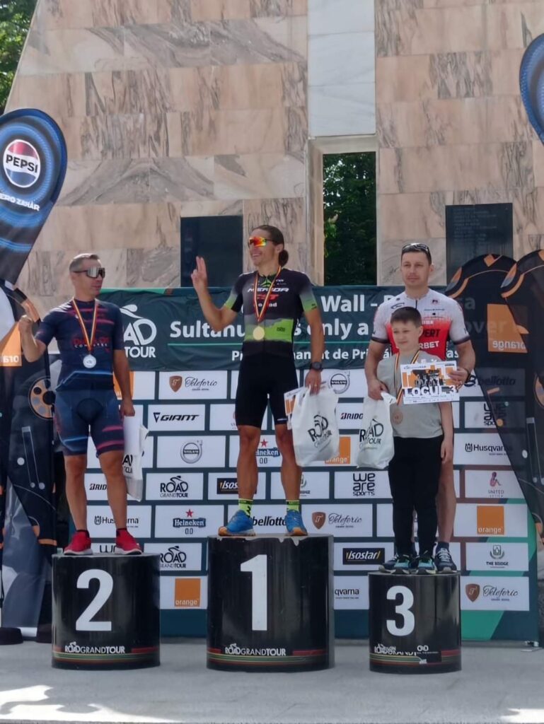 Jandarmul George Dragoș Dedu a obținut un rezultat notabil la competiția de ciclism "Road Grand Tour - The Wall 2024", clasându-se pe locul al III-lea la categoria master 2 (40 – 49 de ani).