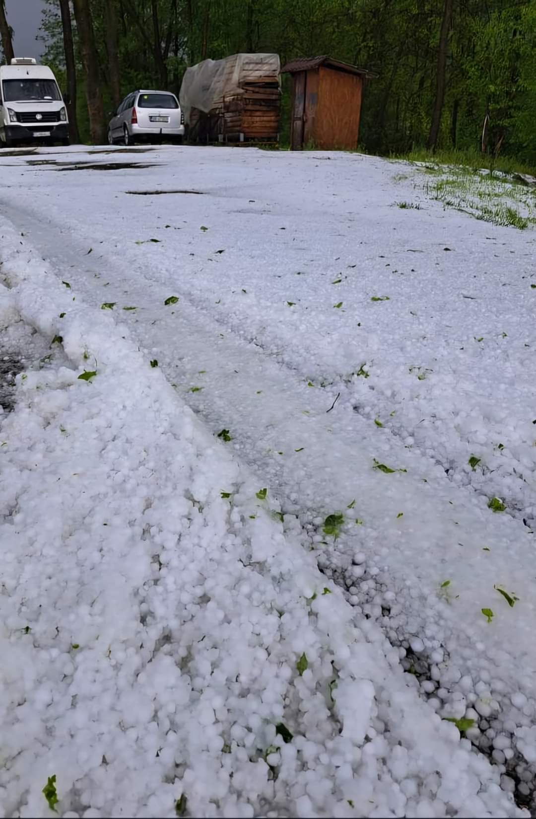 Ieri, zona Bărbulețu - Gura Bărbulețului - Pietrari - Voinești din județul Dâmbovița, a fost lovită de grindină puternică.