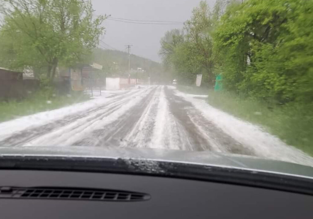 Ieri, zona Bărbulețu – Gura Bărbulețului – Pietrari – Voinești din județul Dâmbovița, a fost lovită de grindină puternică Ieri, zona Bărbulețu - Gura Bărbulețului - Pietrari - Voinești din județul Dâmbovița, a fost lovită de grindină puternică.