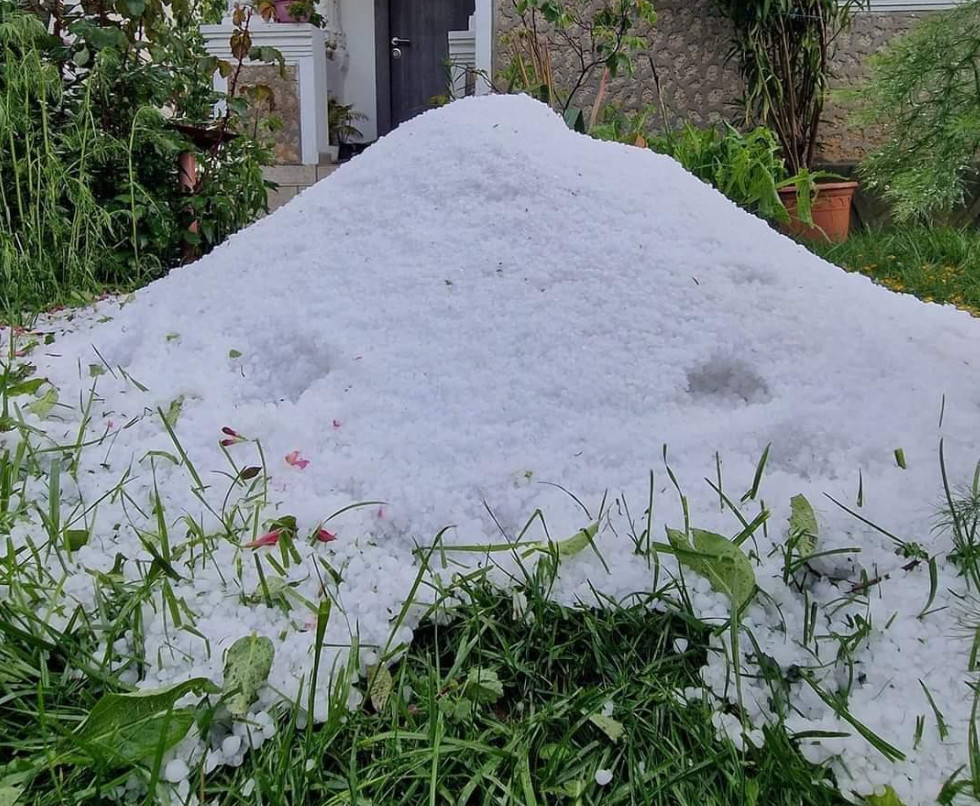 URGIA NATURII: Grindina a făcut prăpăd pe Valea Dâmboviței URGIA NATURII: Grindina a făcut prăpăd pe Valea Dâmboviței, la Pietrari livezile cu meri au fost distruse  în această după-amiază,  când natura s-a dezlănțuit.