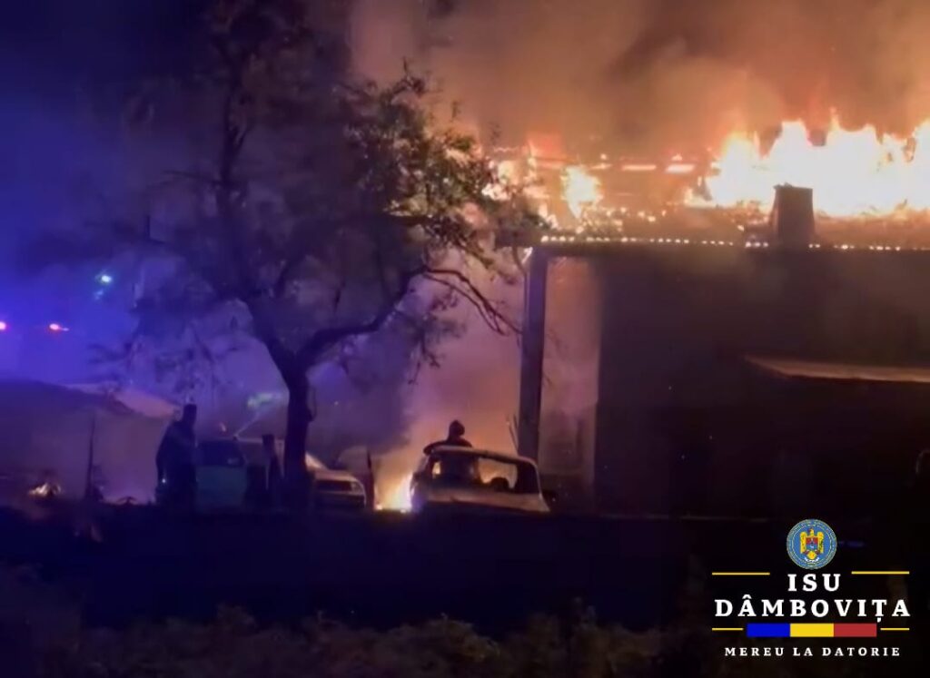 Incendiu în comuna Moroeni, satul Glod, flăcările au mistuit o casă și un autoturism Incendiu în comuna Moroeni, satul Glod, seara trecută, la ora 22:56, pompierii dâmbovițeni au fost solicitați să intervină în cazul unui incendiu în comuna Moroeni, satul Glod.