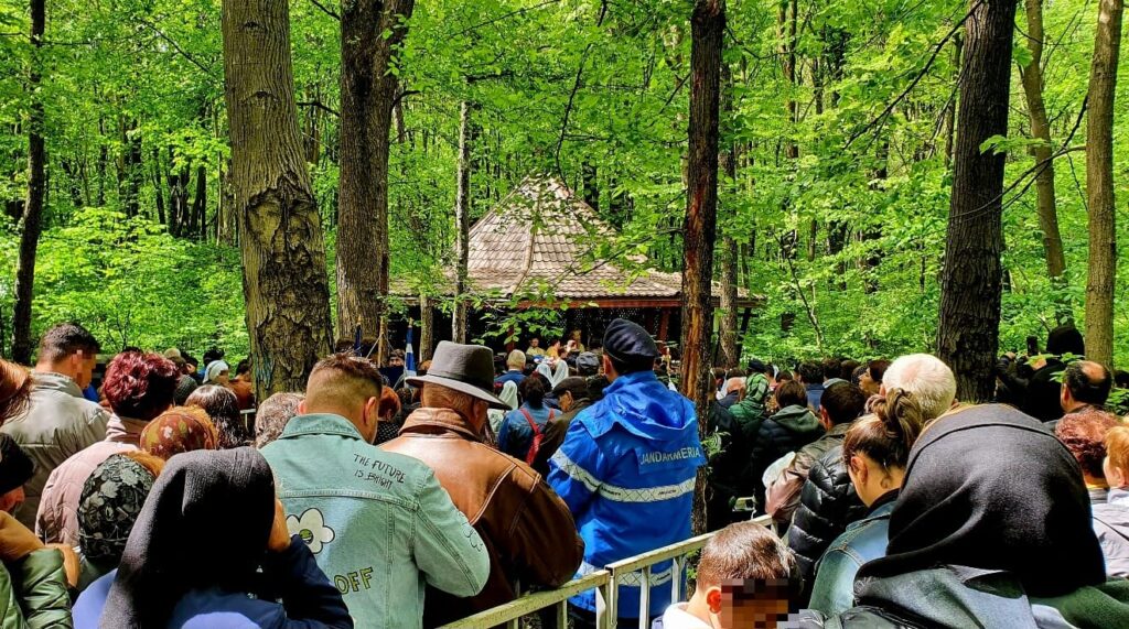 Jandarmii dâmbovițeni vor fi în mijlocul cetățenilor de sărbătoarea „Izvorul Tămăduirii” Jandarmii dâmbovițeni vor fi prezenți vineri, 10 mai a.c., în mai multe localități din județ, unde se vor desfăşura manifestări religioase prilejuite de sărbătoarea „Izvorul Tămăduirii”.