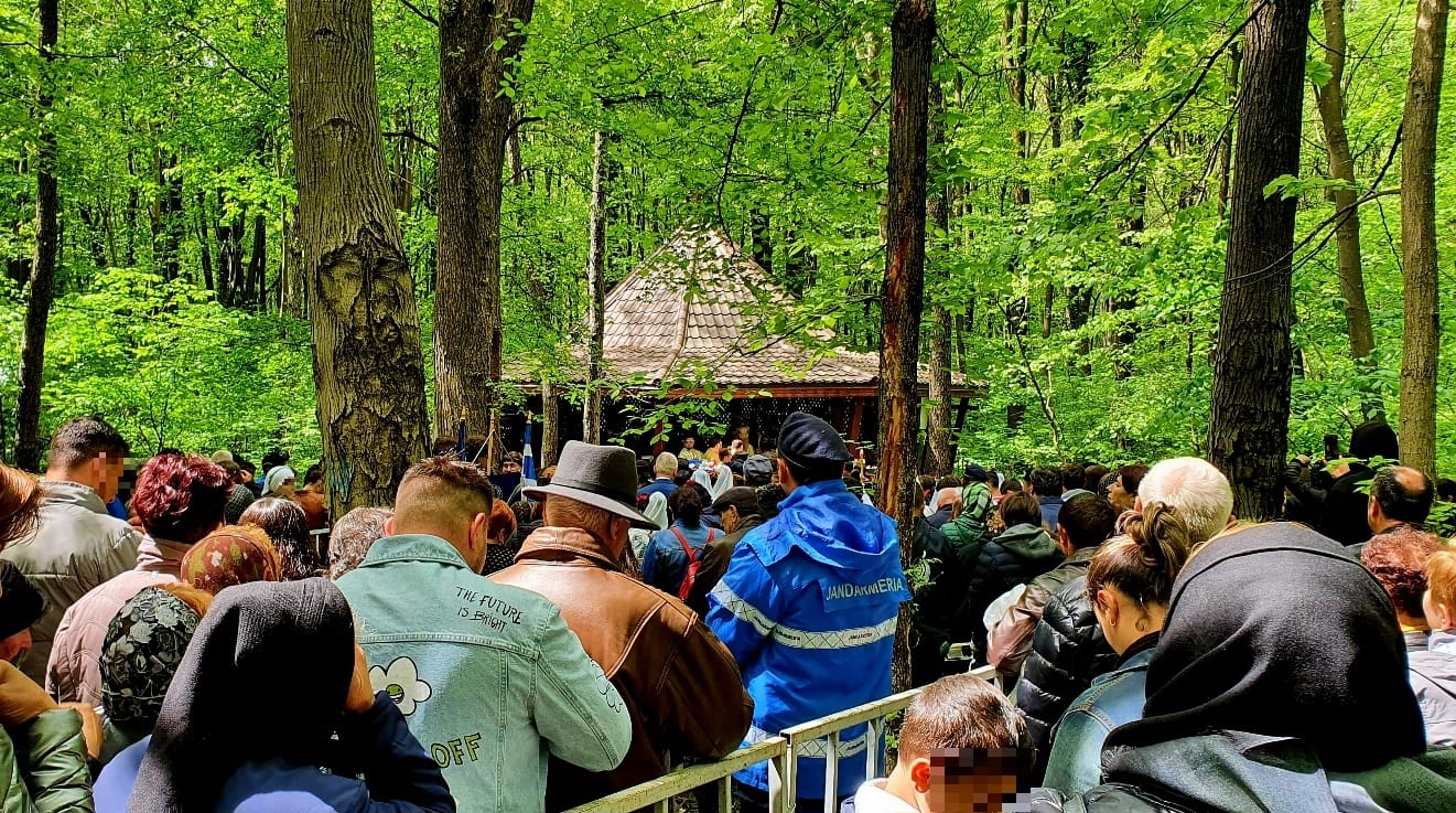 Jandarmii dâmbovițeni vor fi prezenți vineri, 10 mai a.c., în mai multe localități din județ, unde se vor desfăşura manifestări religioase prilejuite de sărbătoarea „Izvorul Tămăduirii”.
