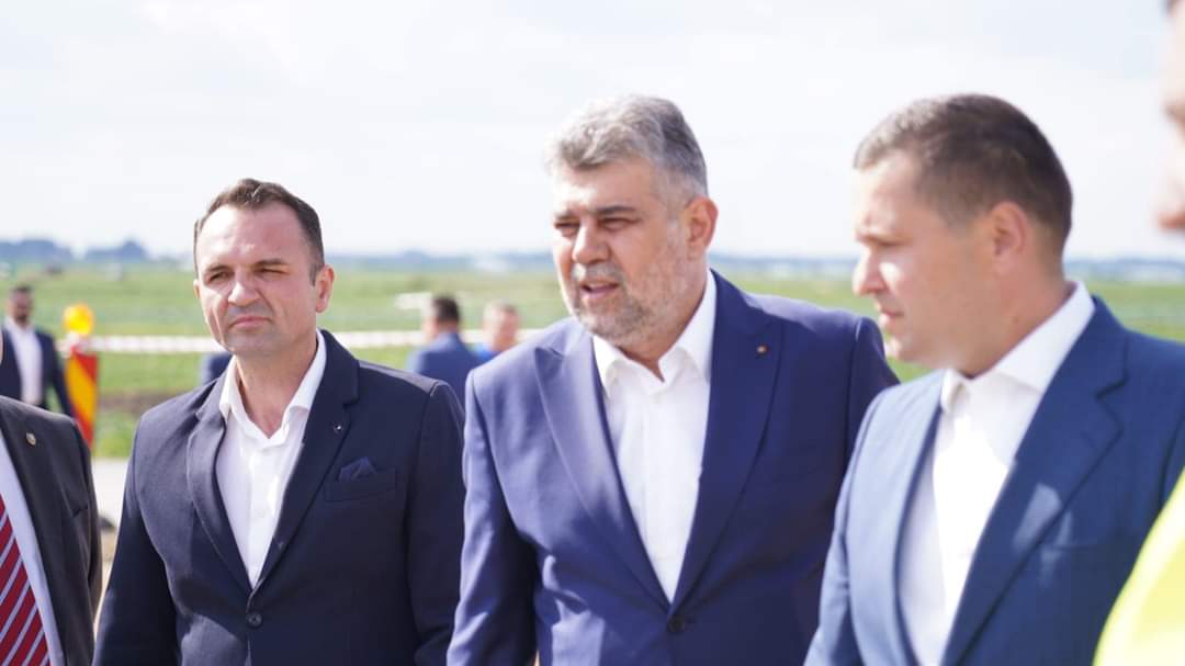 Premierul Marcel Ciolacu și președintele CJ Dâmbovița, Corneliu Ștefan, au vizitat șantierul lucrărilor de extindere la patru benzi a DN7 Bâldana – Titu.