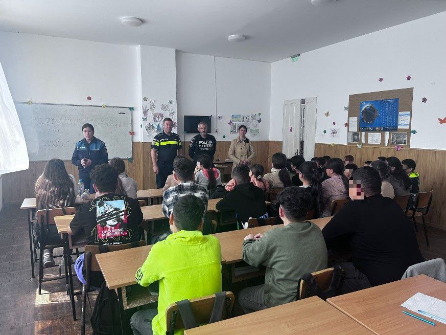 “Săptămâna Școală în Siguranță”, în județul Dâmbovița, în perioada 14-17 mai a.c., polițiștii Biroului Siguranța Școlară